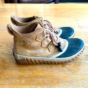 Sorel Out N About kids boots, size 3